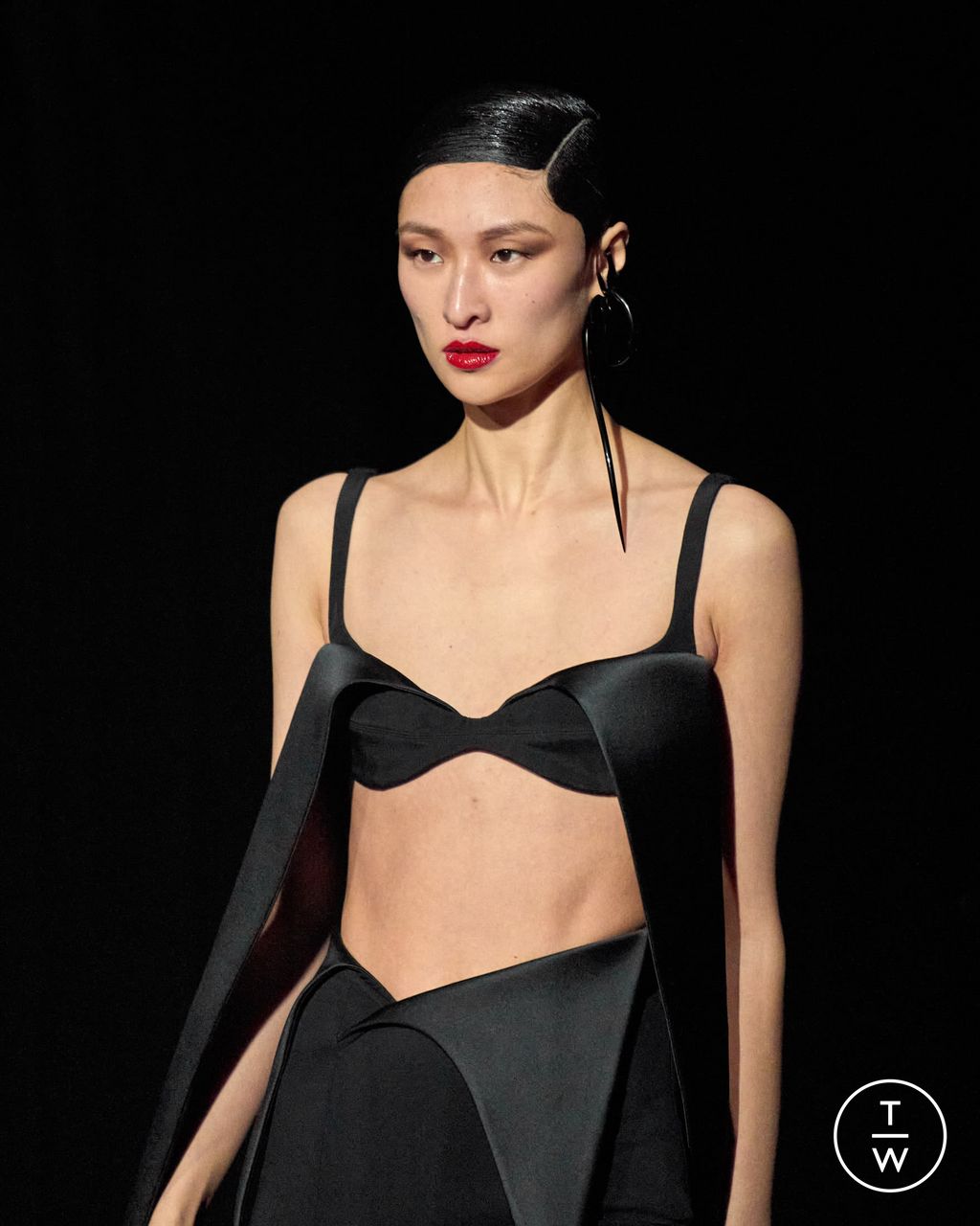 Fashion Week Paris Fall/Winter 2024 look 27 from the Mugler collection womenswear accessories