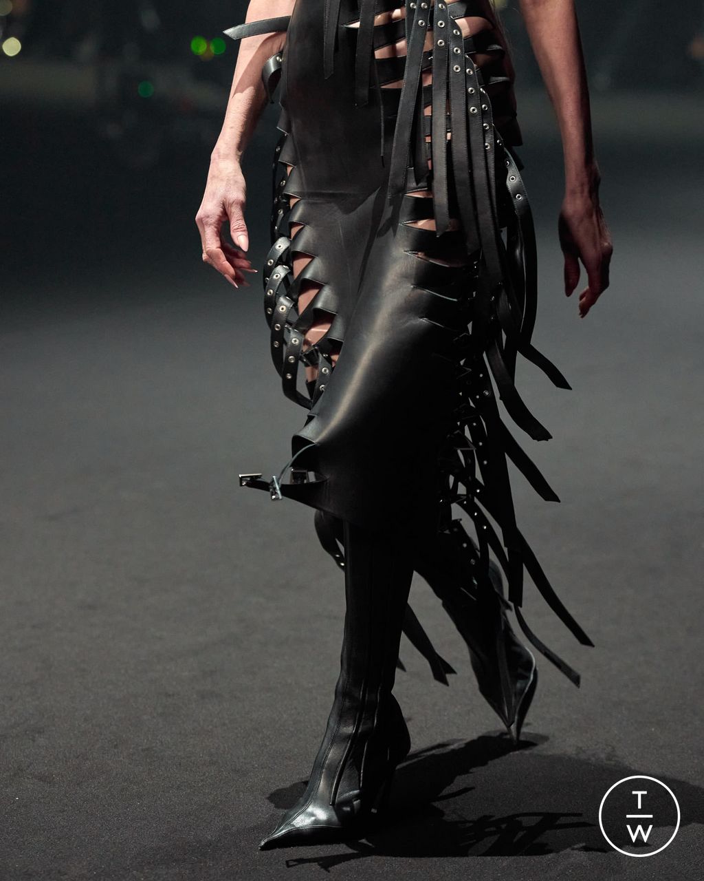 Fashion Week Paris Fall/Winter 2024 look 5 de la collection Mugler womenswear accessories