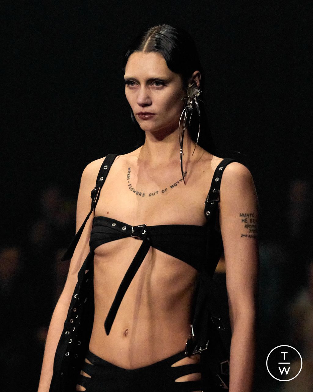 Fashion Week Paris Fall/Winter 2024 look 28 from the Mugler collection womenswear accessories