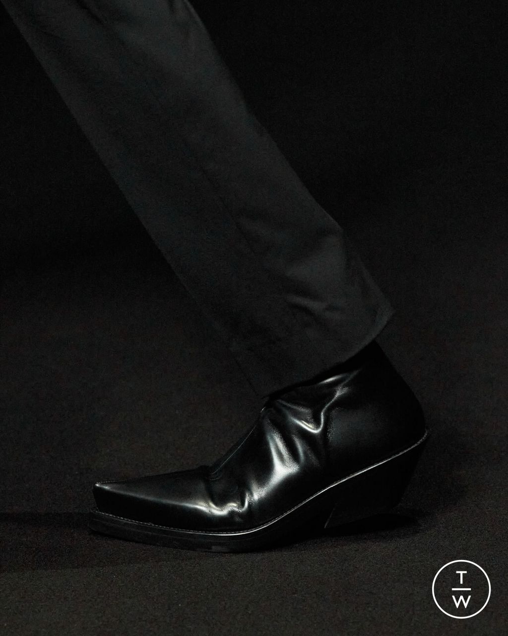 Fashion Week Paris Fall/Winter 2024 look 12 from the Mugler collection womenswear accessories