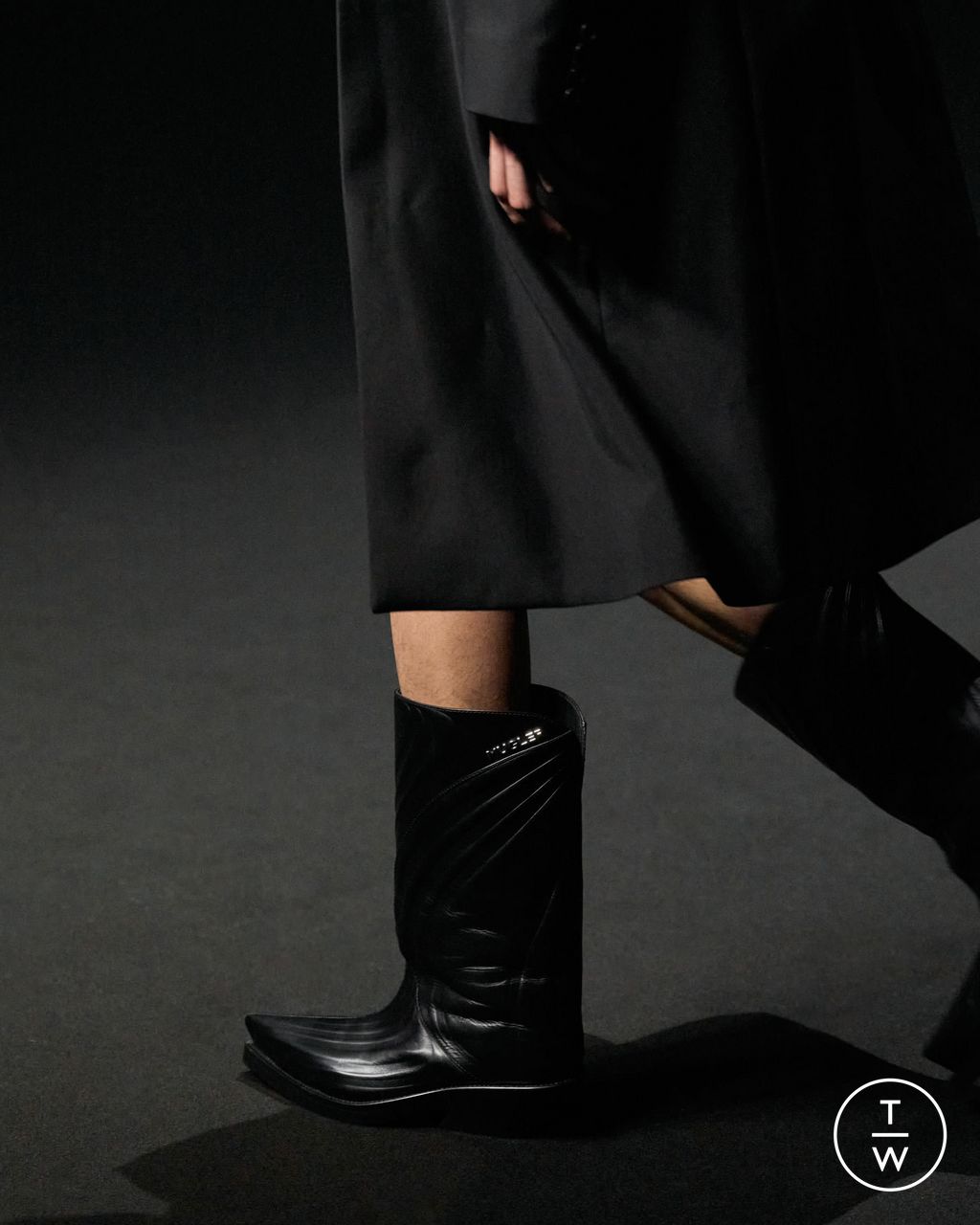 Fashion Week Paris Fall/Winter 2024 look 15 from the Mugler collection womenswear accessories