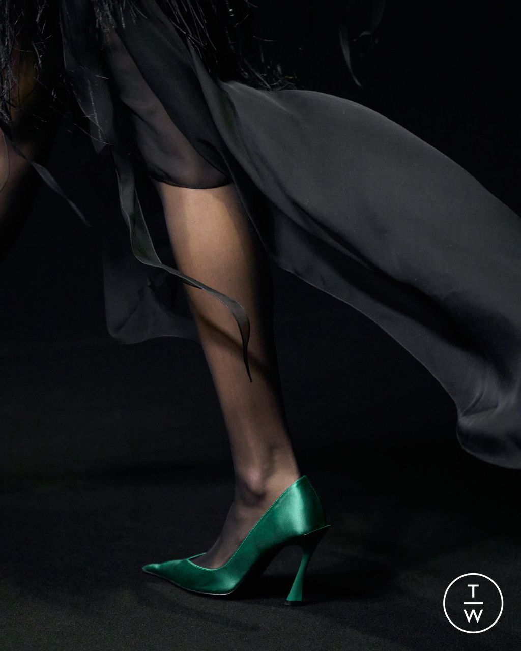 Fashion Week Paris Fall/Winter 2024 look 21 from the Mugler collection womenswear accessories