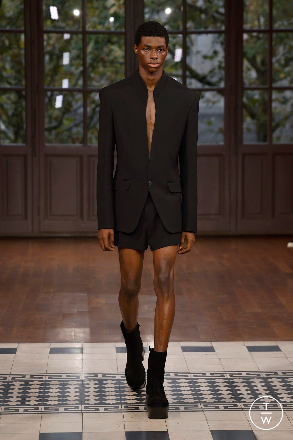 Fashion Week Paris Spring/Summer 2025 look 7 from the Mugler collection womenswear