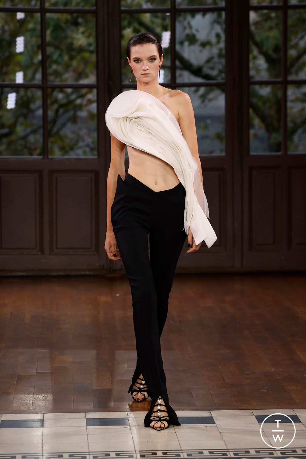 Fashion Week Paris Spring/Summer 2025 look 11 from the Mugler collection 女装