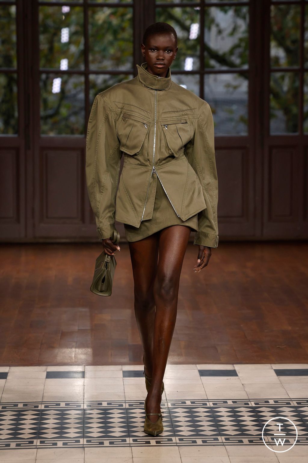 Fashion Week Paris Spring/Summer 2025 look 15 from the Mugler collection 女装