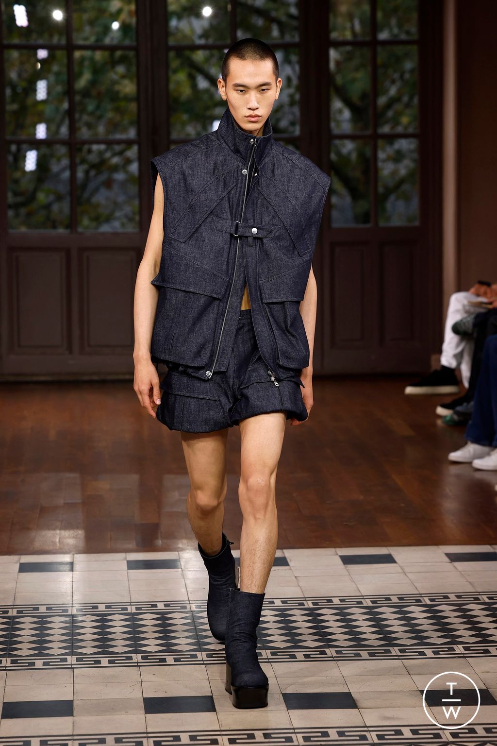 Fashion Week Paris Spring/Summer 2025 look 23 from the Mugler collection 女装