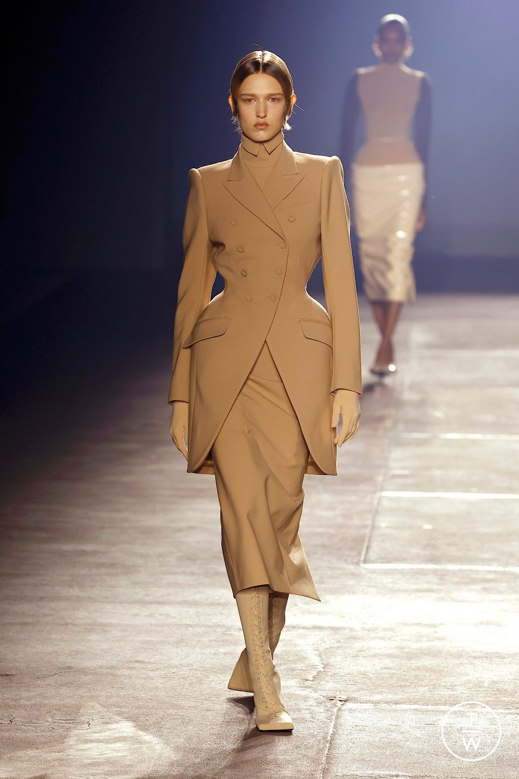 Fashion Week Paris Spring/Summer 2026 look 1 de la collection Mugler womenswear