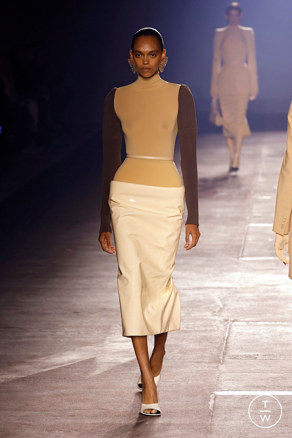 Fashion Week Paris Spring/Summer 2026 look 2 de la collection Mugler womenswear