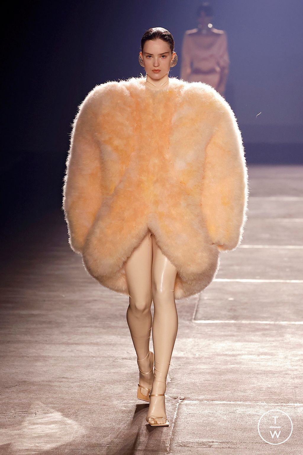 Fashion Week Paris Spring/Summer 2026 look 7 de la collection Mugler womenswear