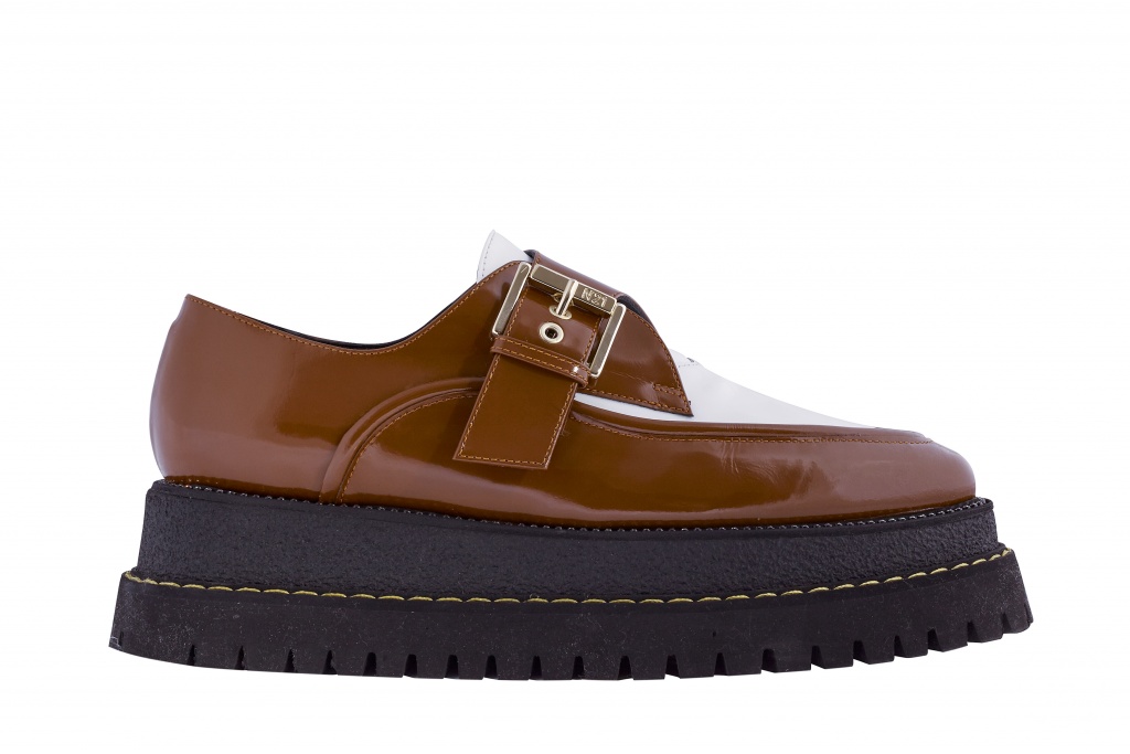 Fashion Week Milan Fall/Winter 2018 look 39 from the N°21 collection womenswear accessories