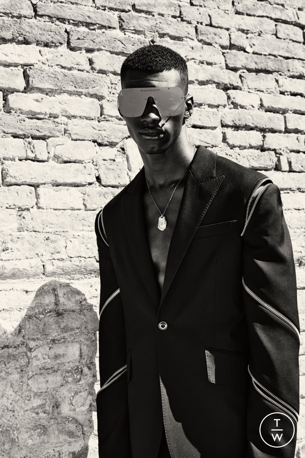 Fashion Week London Spring/Summer 2022 look 15 from the Alexander McQueen collection menswear