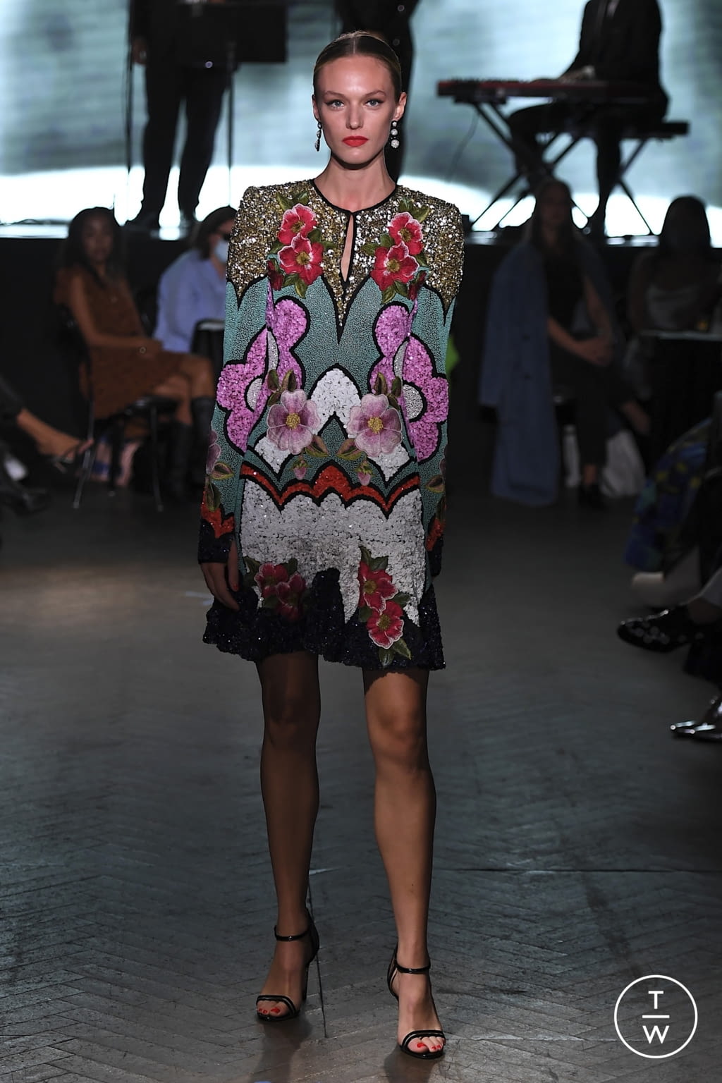 Fashion Week New York Spring/Summer 2022 look 16 from the Naeem Khan collection womenswear