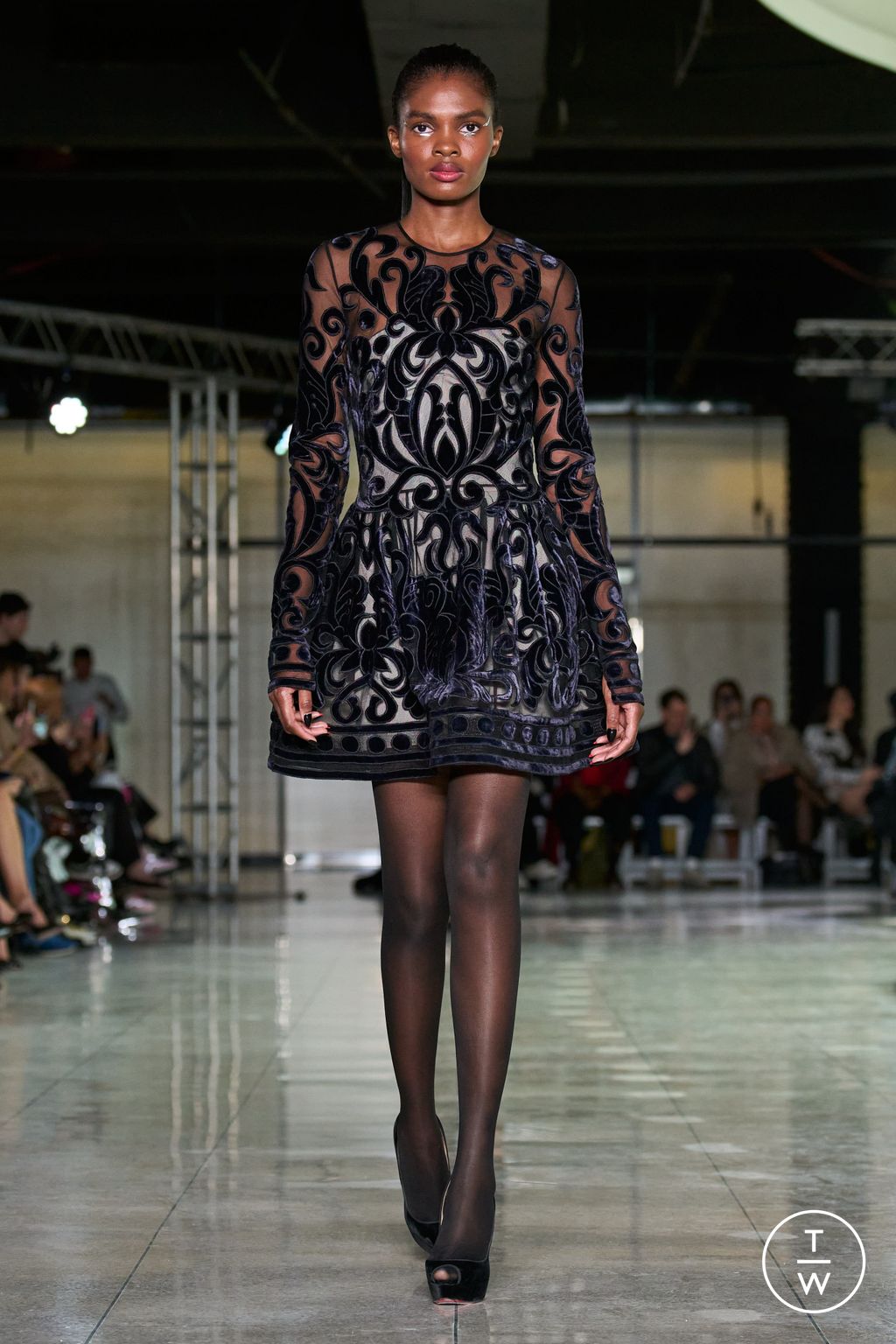 Fashion Week New York Fall/Winter 2024 look 12 from the Naeem Khan collection 女装