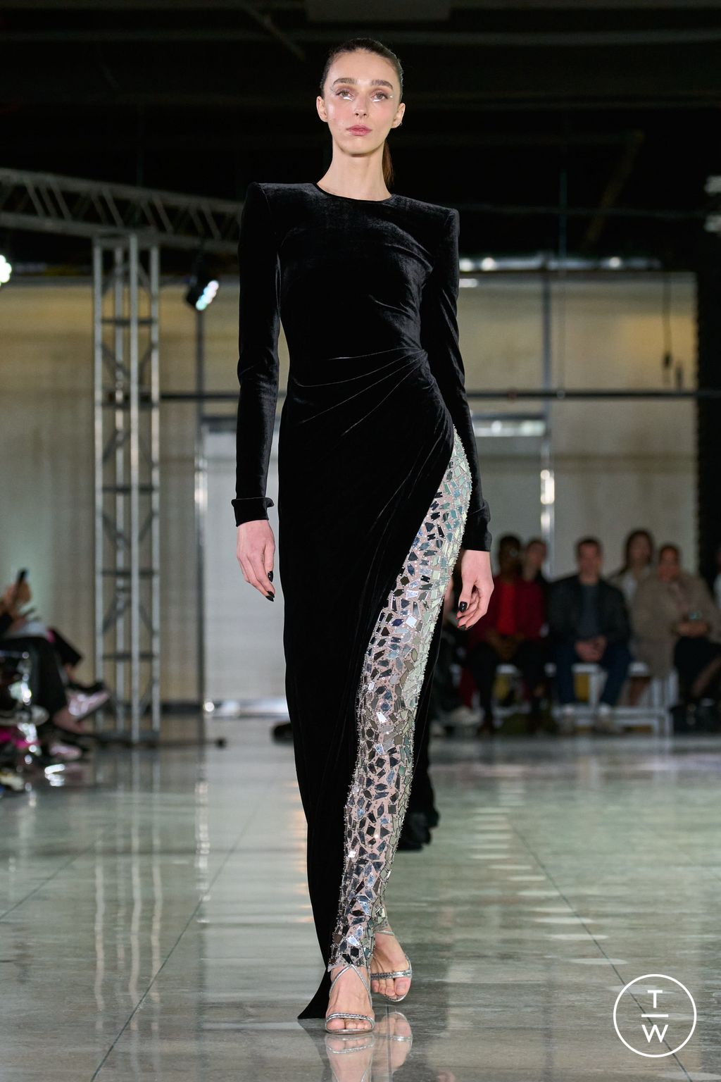 Fashion Week New York Fall/Winter 2024 look 33 from the Naeem Khan collection womenswear