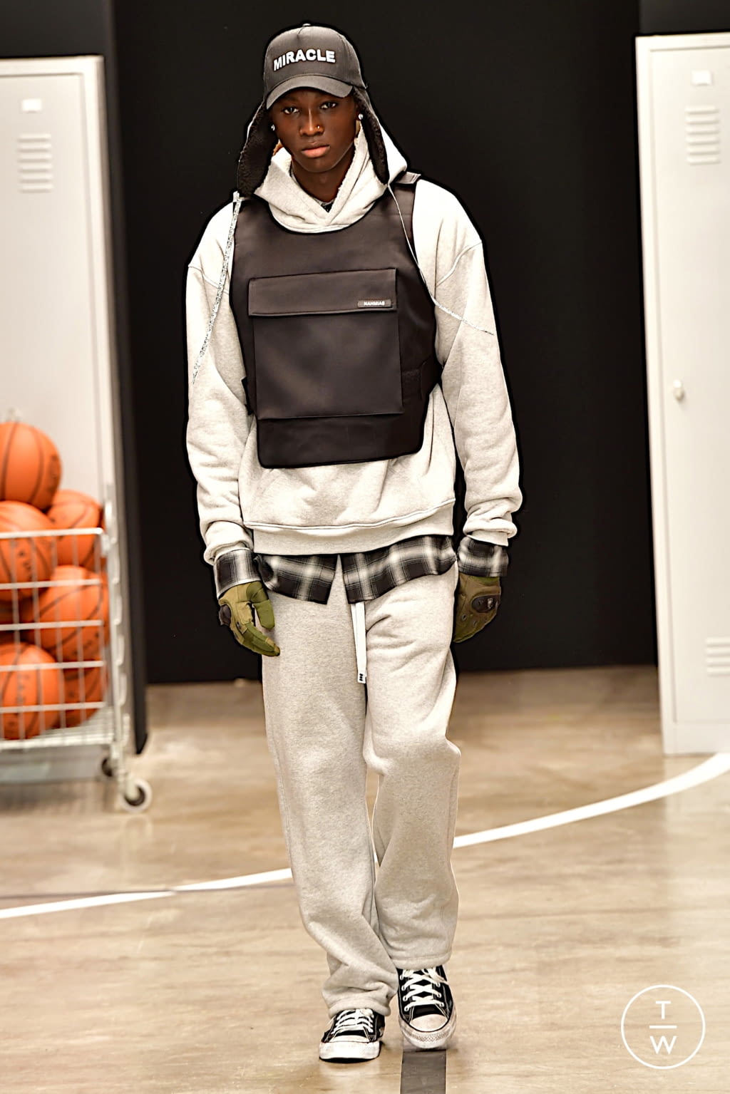Fashion Week Paris Fall/Winter 2022 look 2 from the Nahmias collection menswear