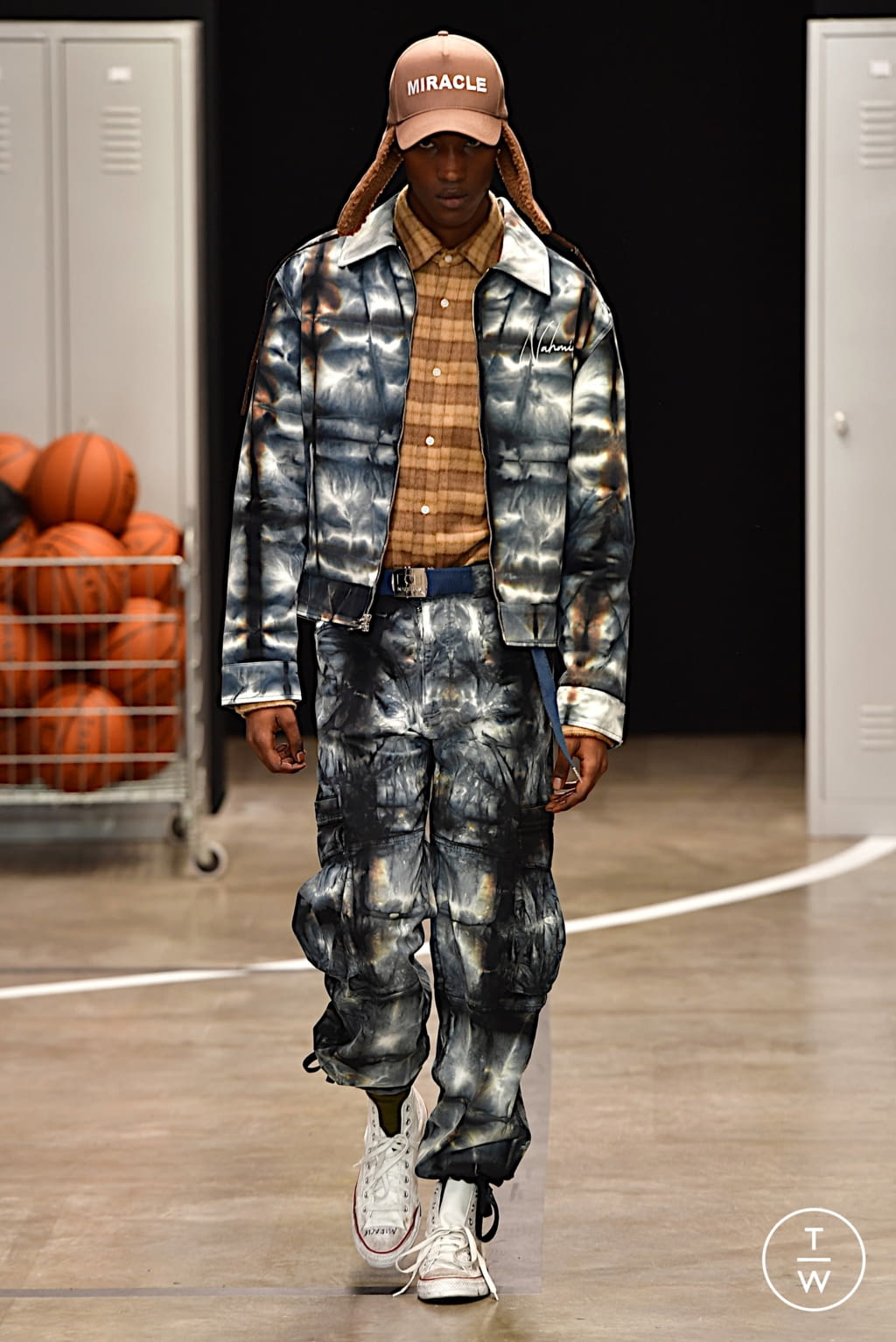 Fashion Week Paris Fall/Winter 2022 look 8 from the Nahmias collection menswear