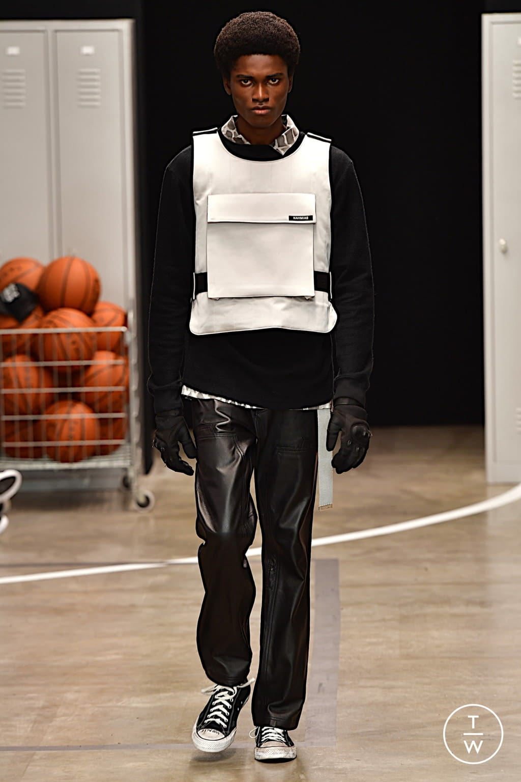 Fashion Week Paris Fall/Winter 2022 look 22 from the Nahmias collection menswear