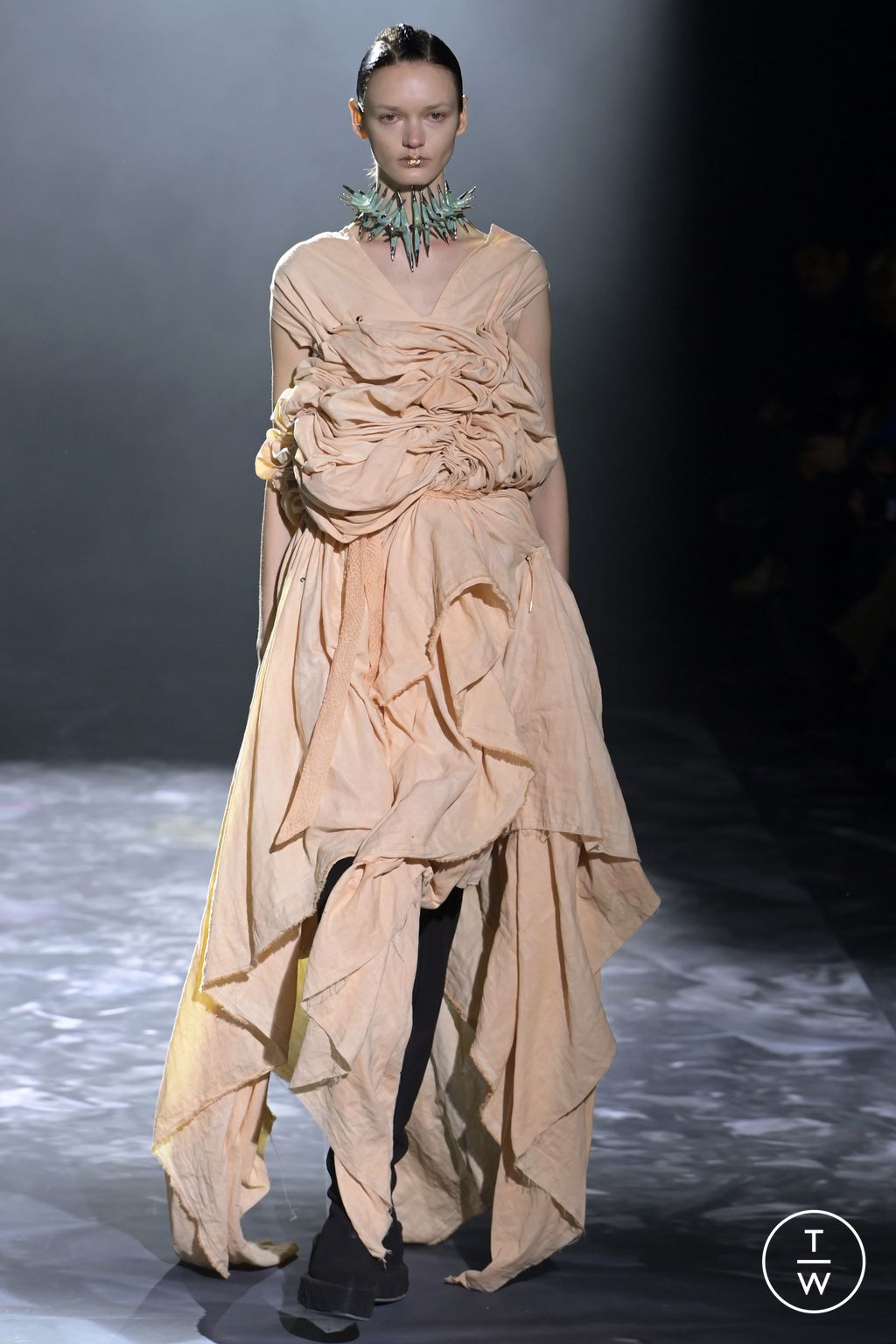 Fashion Week Paris Spring/Summer 2023 look 20 from the Yuima Nakazato collection couture