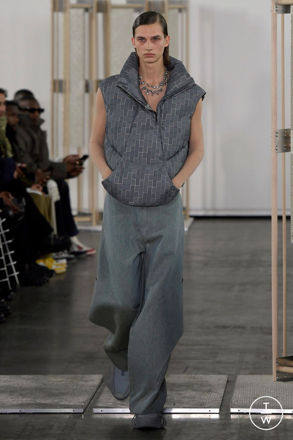 Fashion Week Paris Fall/Winter 2024 look 3 de la collection Namesake menswear