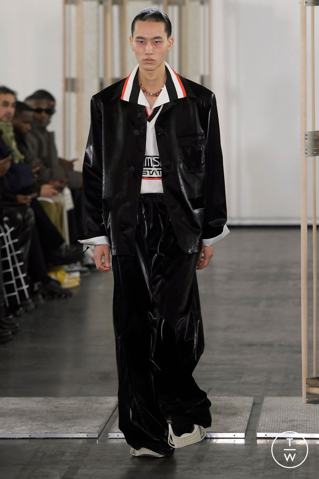 Fashion Week Paris Fall/Winter 2024 look 8 de la collection Namesake menswear