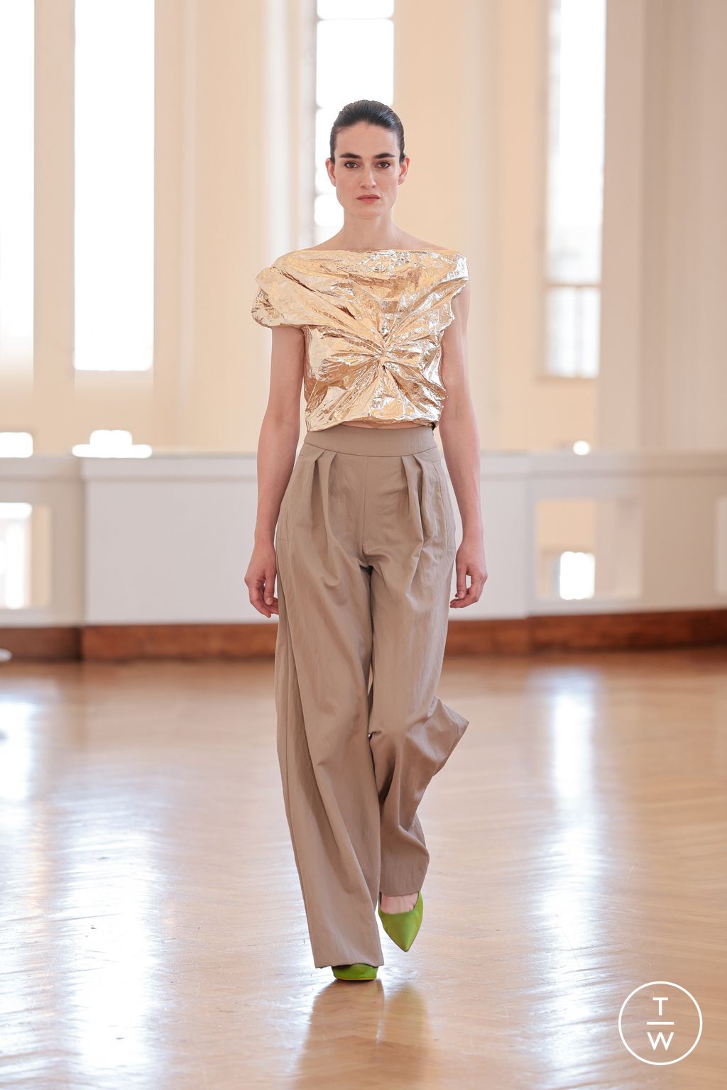 Fashion Week Paris Fall/Winter 2025 look 4 from the Natan collection couture