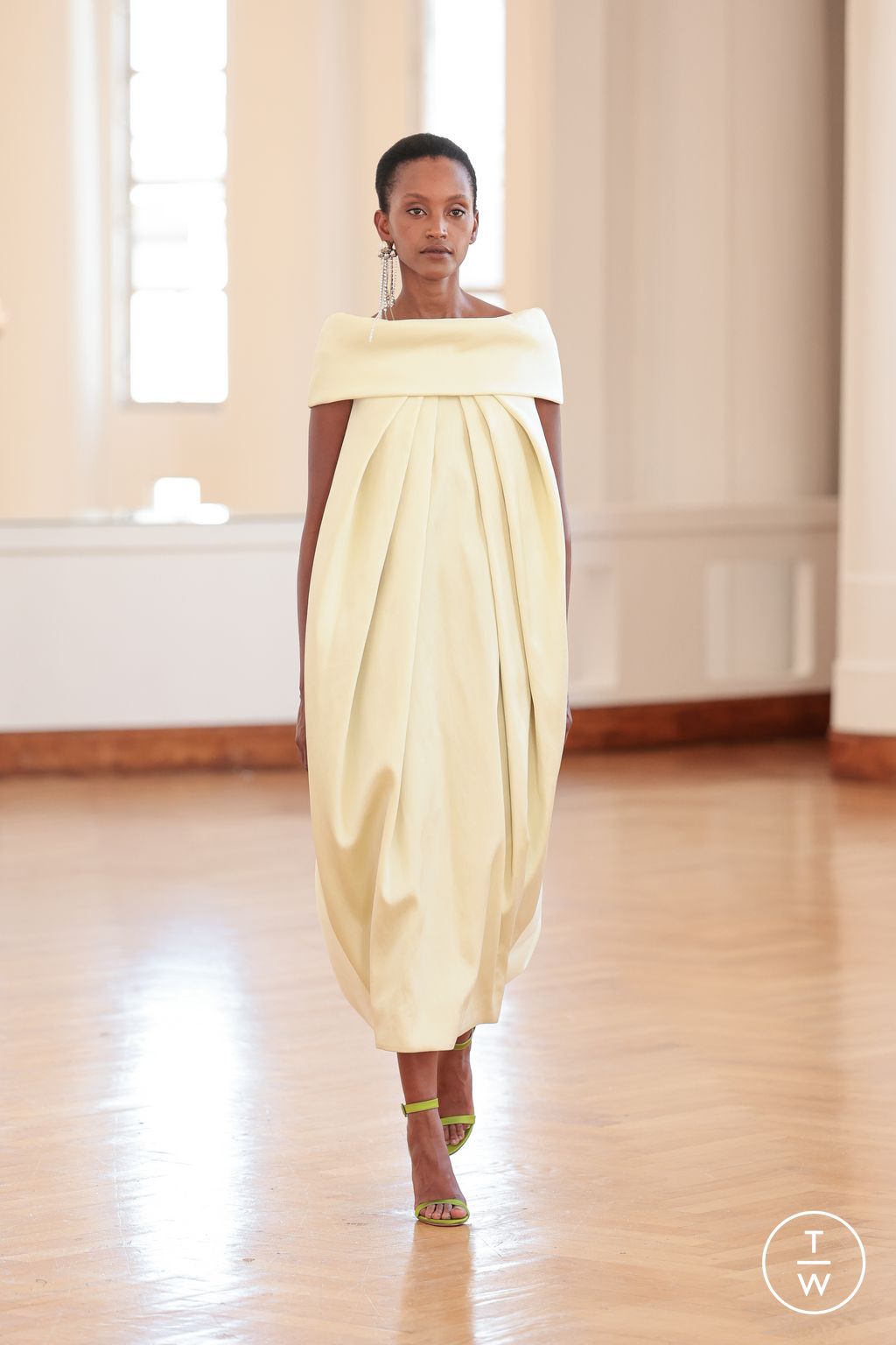 Fashion Week Paris Fall/Winter 2025 look 21 from the Natan collection couture