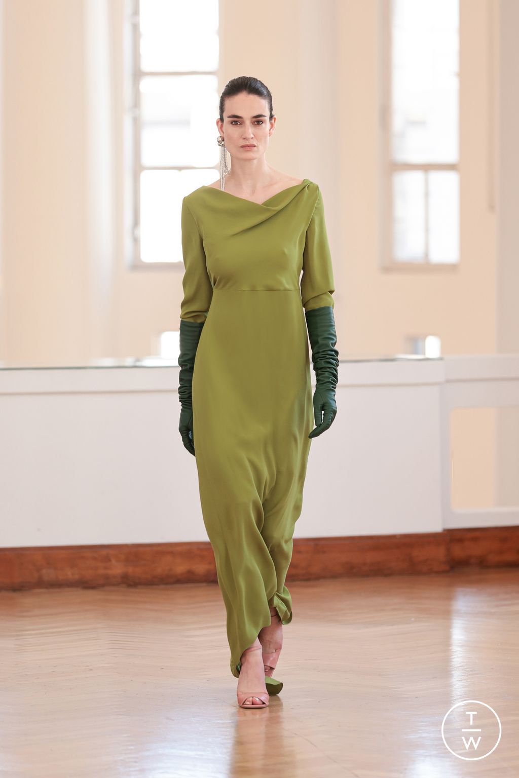 Fashion Week Paris Fall/Winter 2025 look 24 from the Natan collection couture