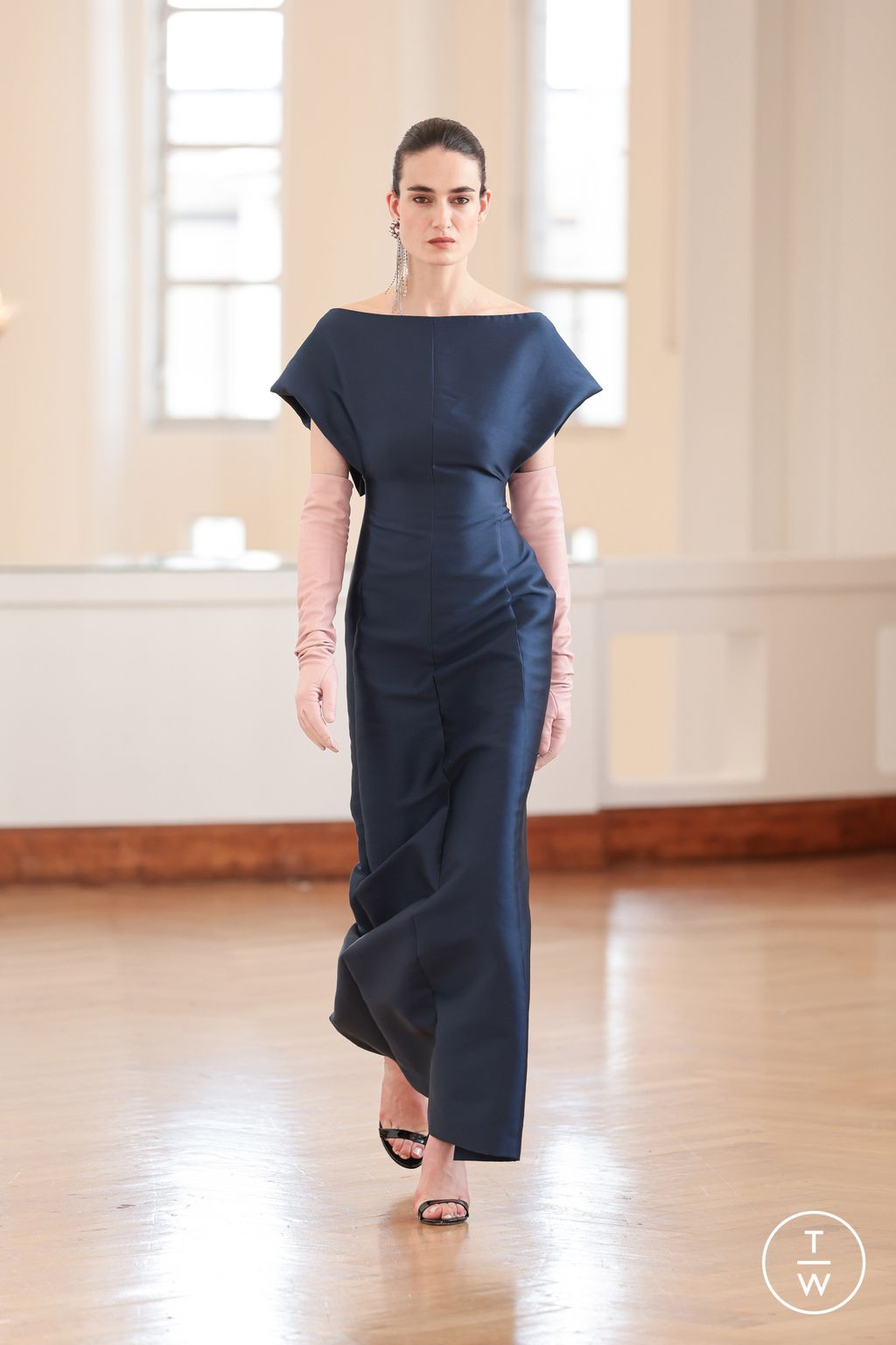 Fashion Week Paris Fall/Winter 2025 look 40 from the Natan collection 高级定制