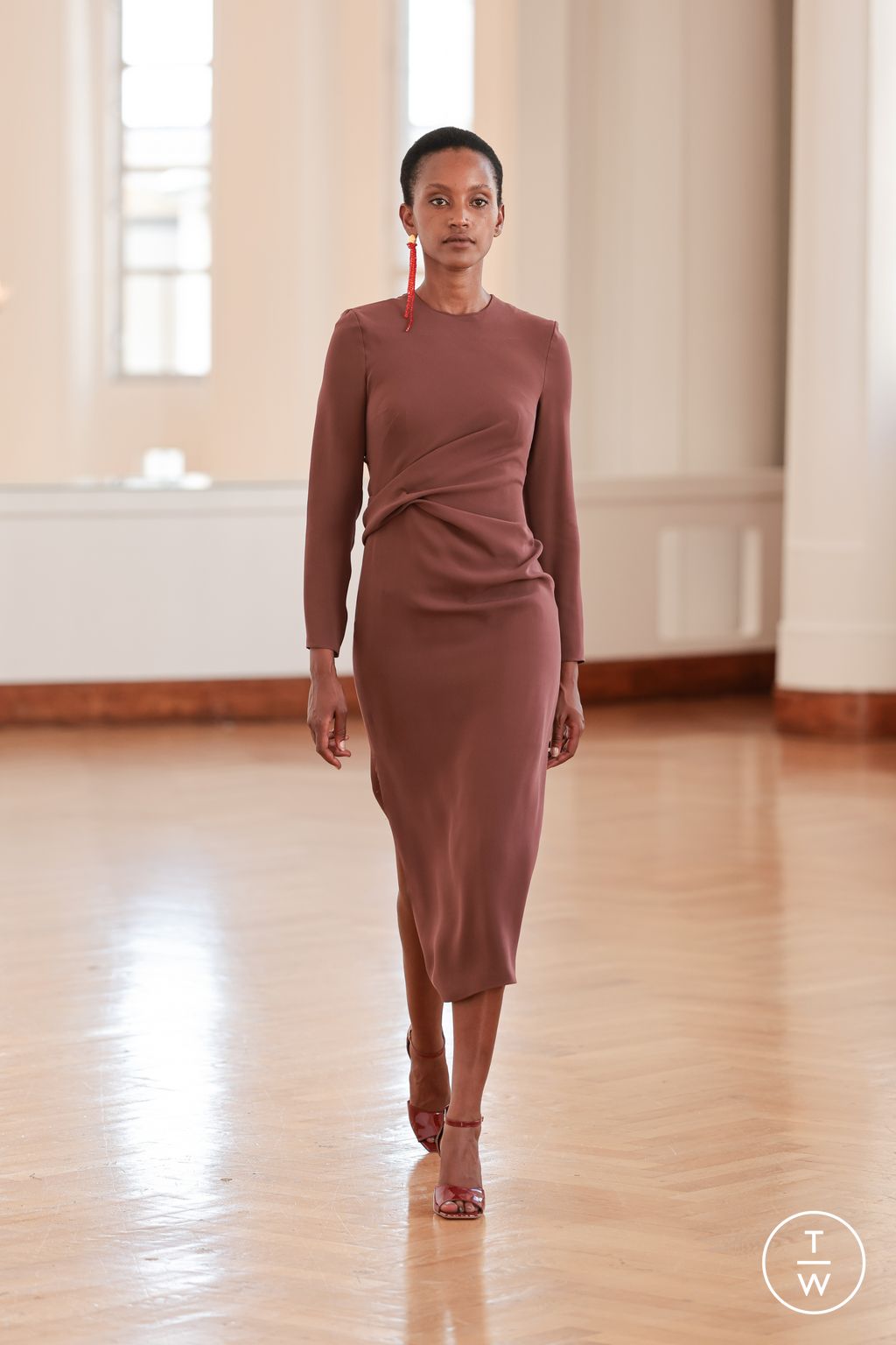 Fashion Week Paris Fall/Winter 2025 look 50 from the Natan collection 高级定制