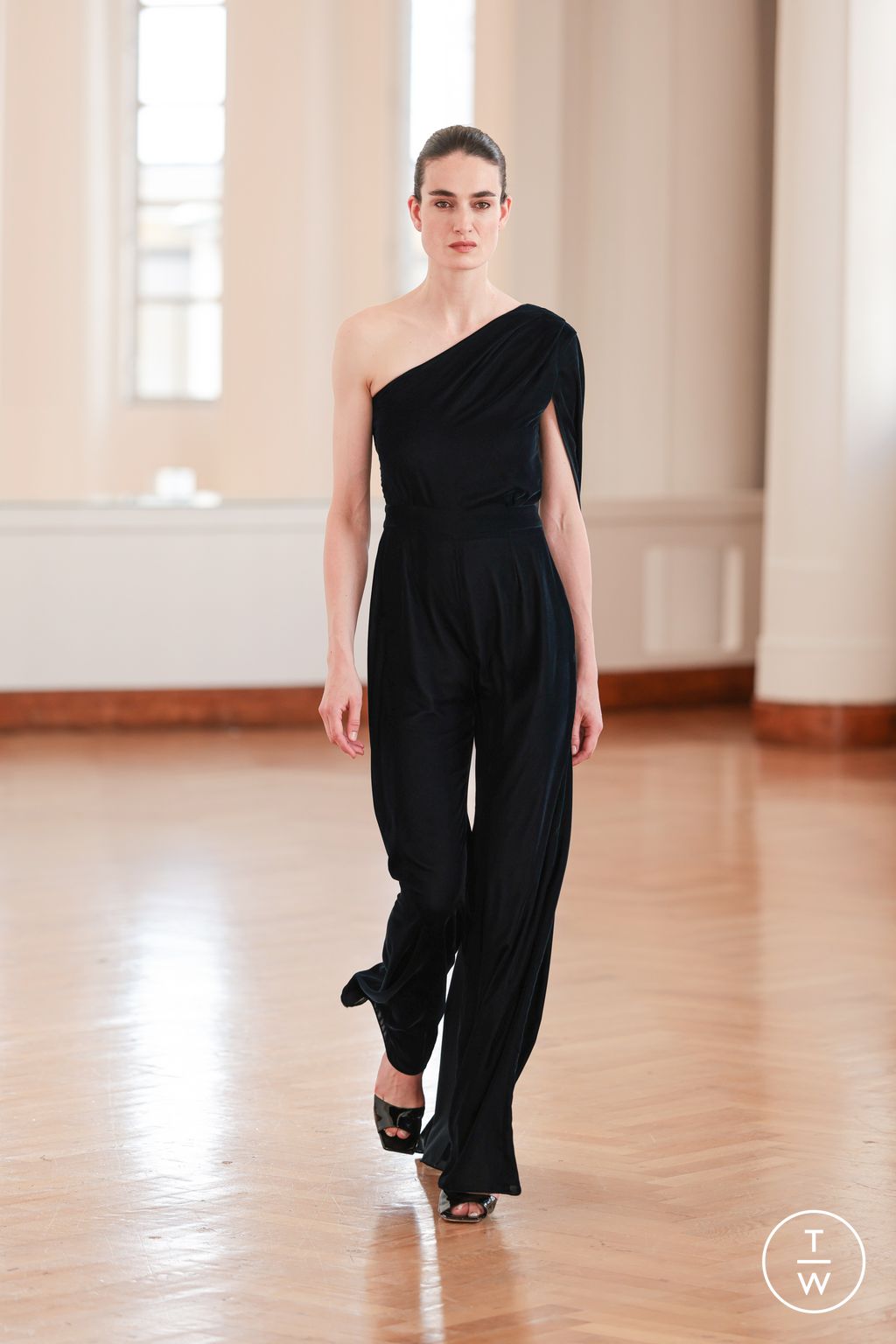 Fashion Week Paris Fall/Winter 2025 look 54 from the Natan collection couture