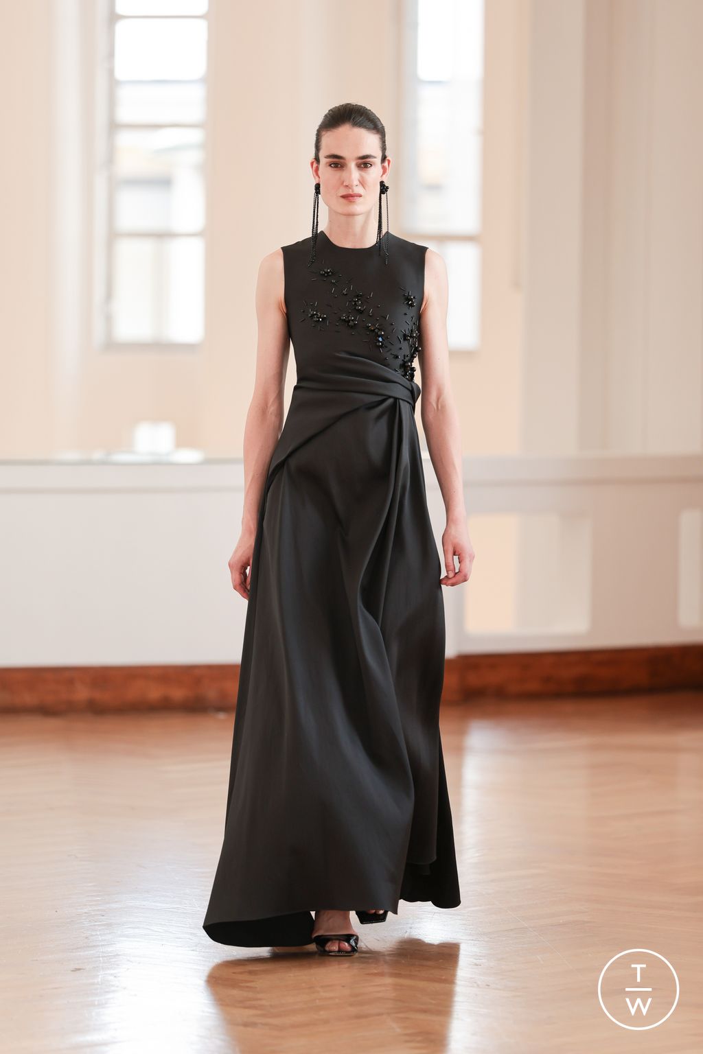 Fashion Week Paris Fall/Winter 2025 look 56 from the Natan collection 高级定制