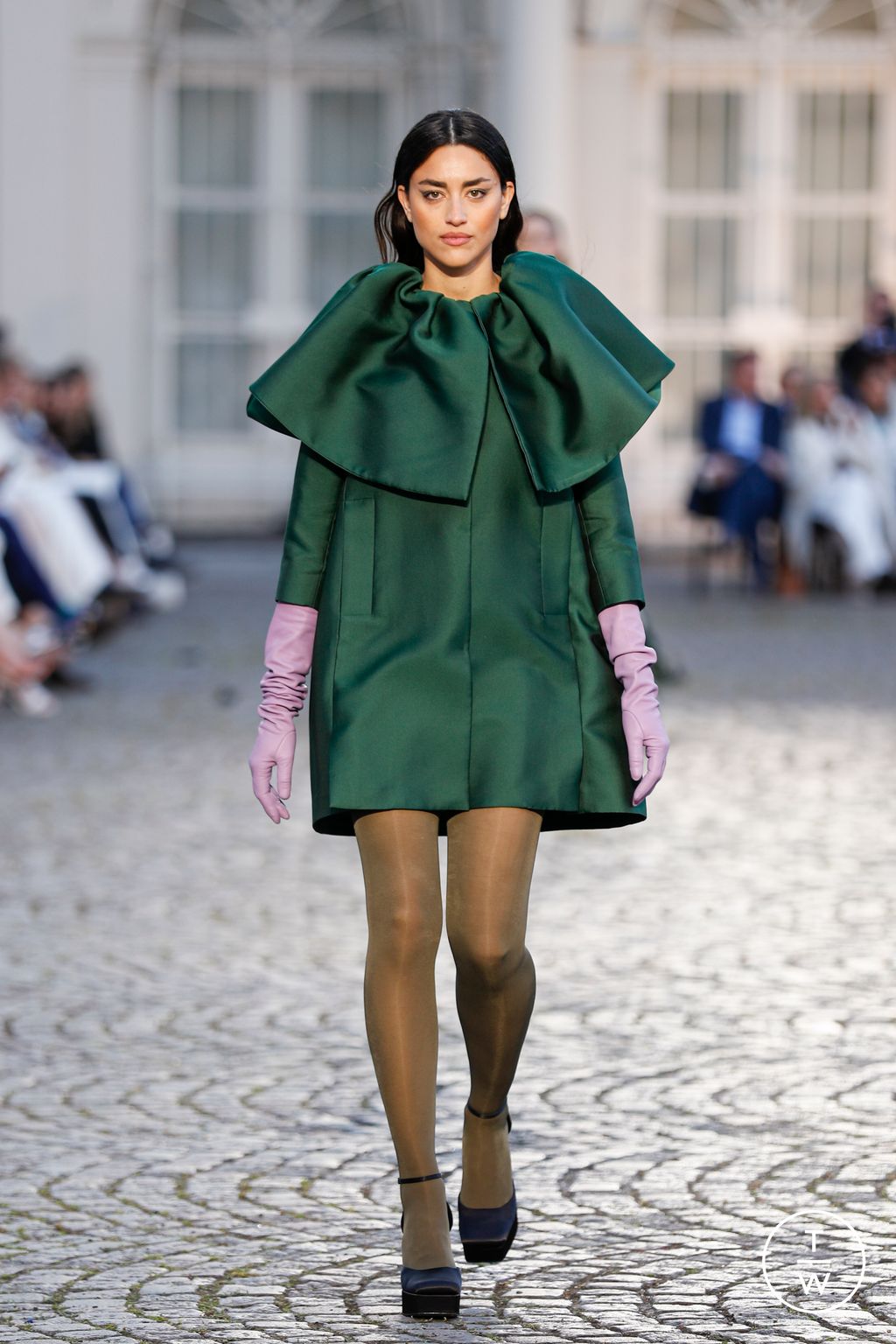 Fashion Week Paris Fall/Winter 2022 look 61 from the Natan collection couture