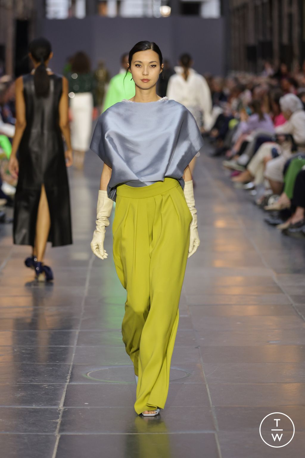 Fashion Week Paris Fall/Winter 2024 look 16 from the Natan collection 高级定制