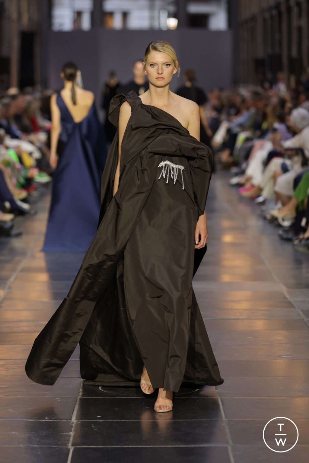 Fashion Week Paris Fall/Winter 2024 look 60 from the Natan collection 高级定制