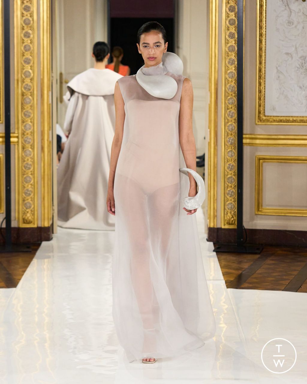 Fashion Week Paris Fall/Winter 2023 look 17 from the Natan collection couture