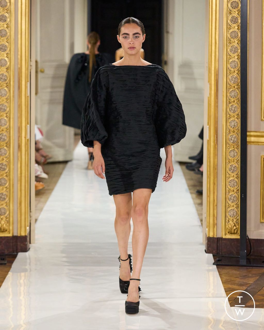 Fashion Week Paris Fall/Winter 2023 look 39 from the Natan collection couture