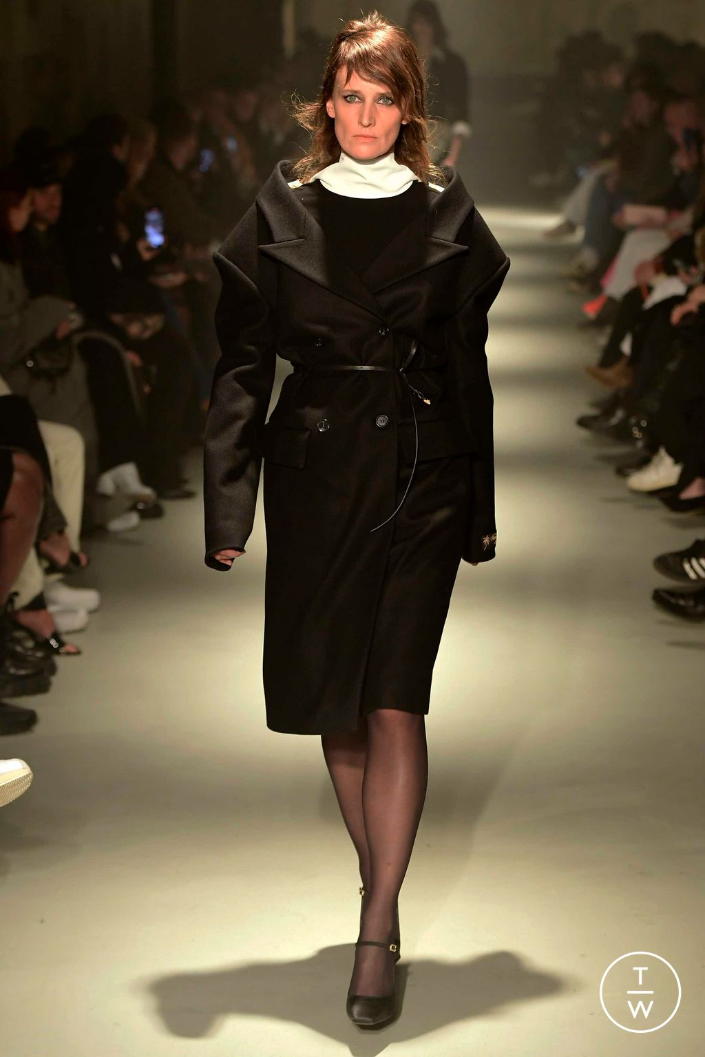 Fashion Week Milan Fall/Winter 2023 look 1 de la collection N°21 womenswear