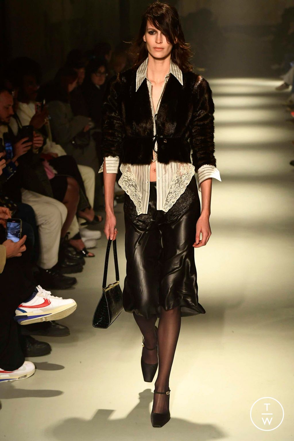 Fashion Week Milan Fall/Winter 2023 look 2 de la collection N°21 womenswear