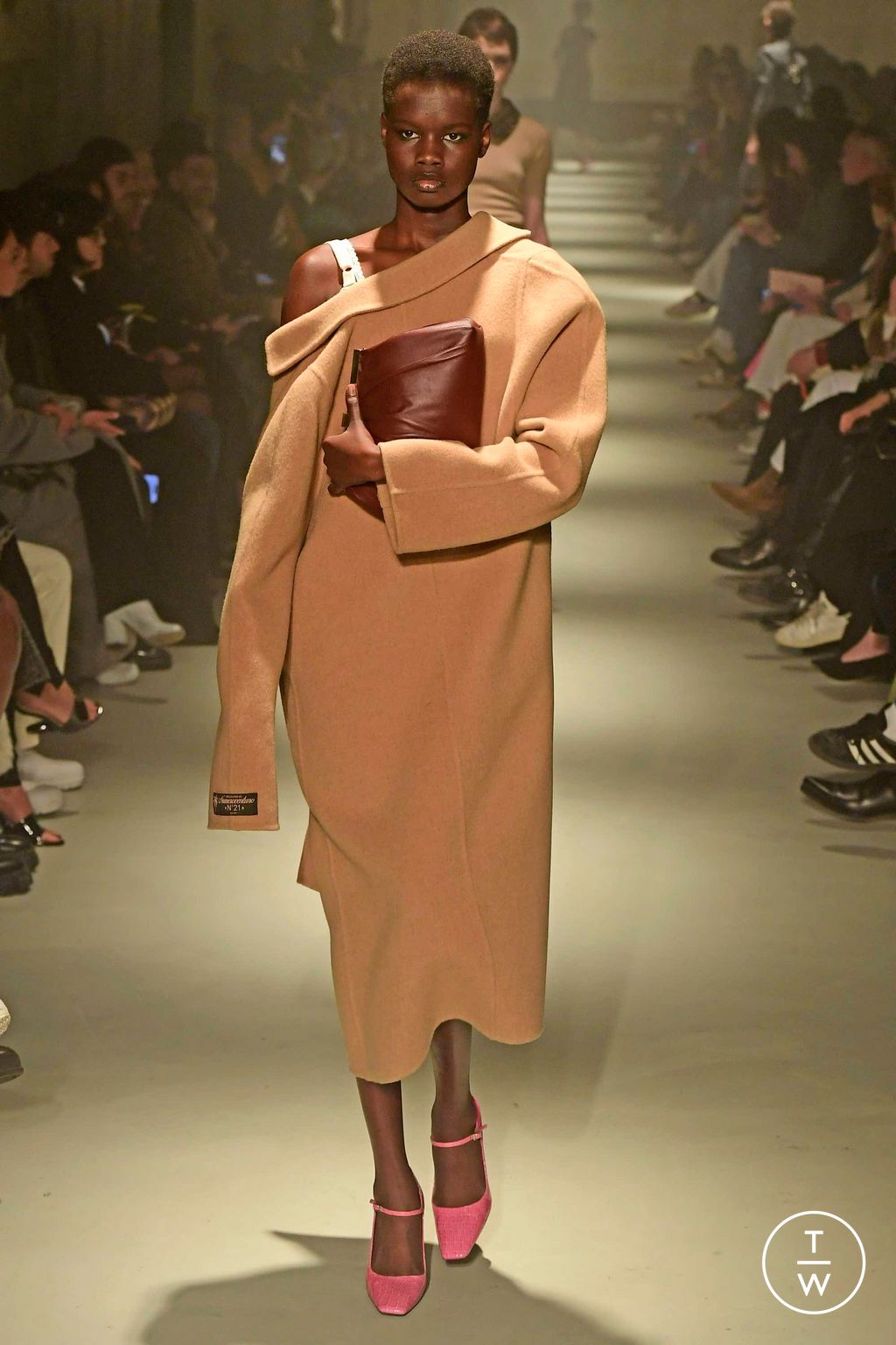 Fashion Week Milan Fall/Winter 2023 look 14 from the N°21 collection womenswear