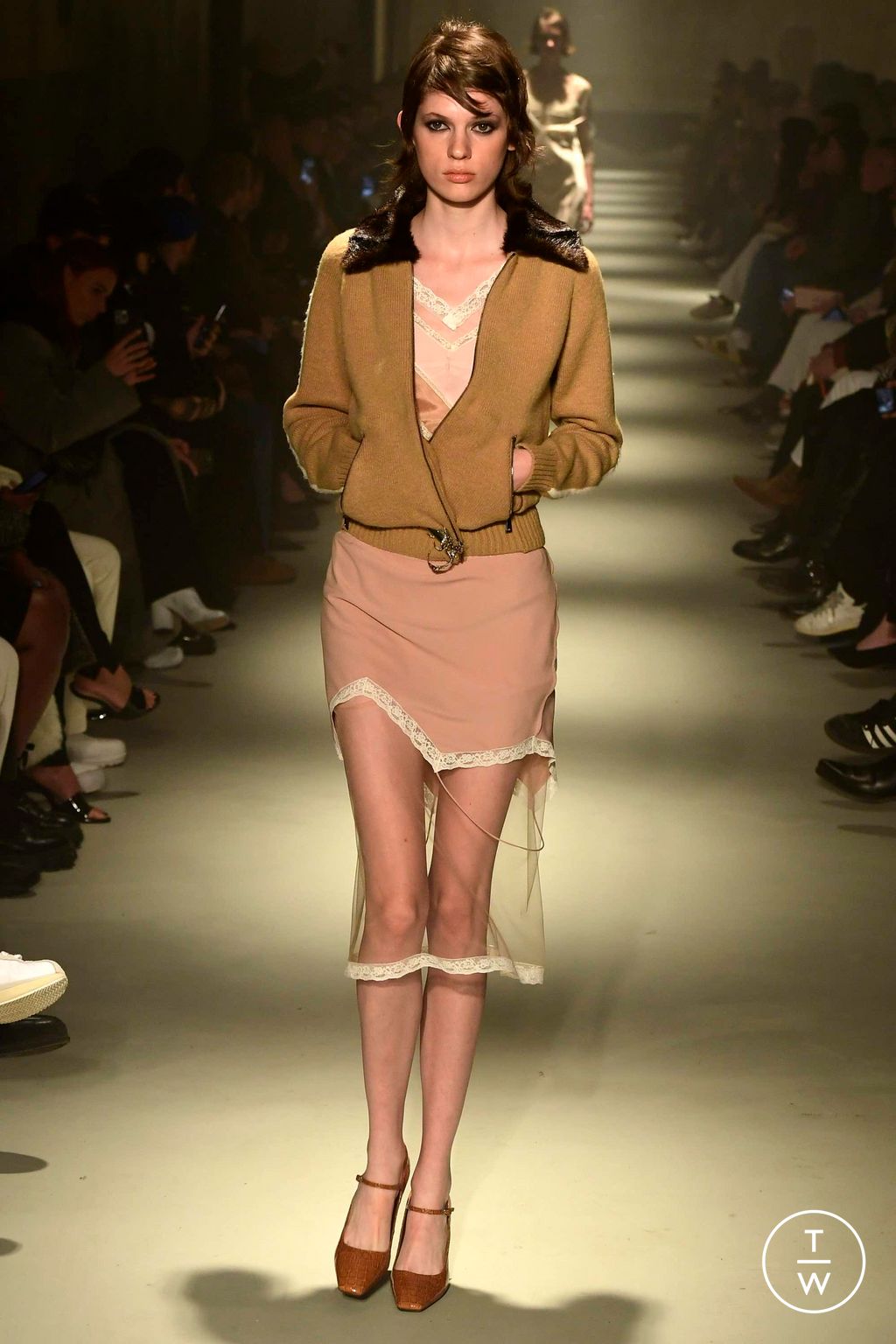 Fashion Week Milan Fall/Winter 2023 look 23 de la collection N°21 womenswear