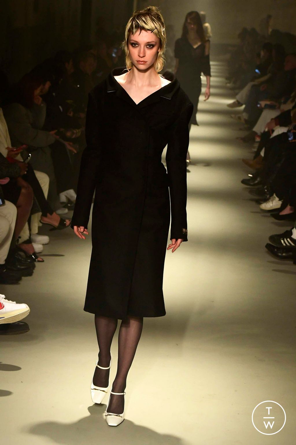 Fashion Week Milan Fall/Winter 2023 look 26 from the N°21 collection womenswear