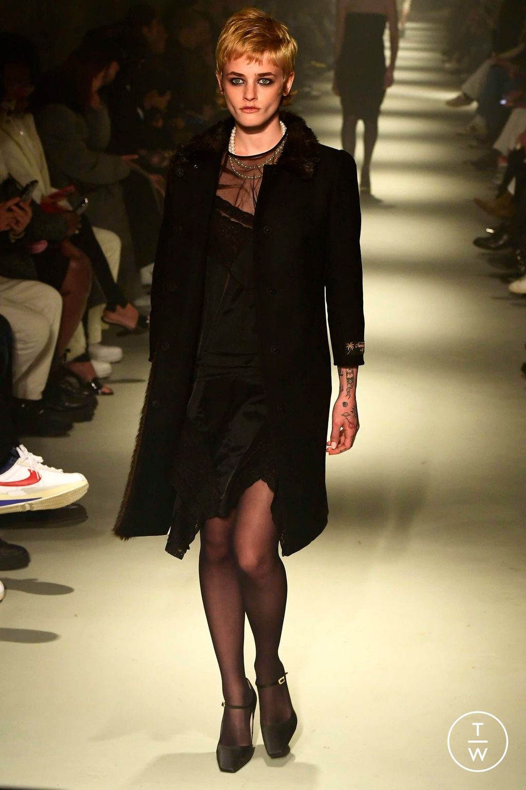 Fashion Week Milan Fall/Winter 2023 look 28 from the N°21 collection 女装