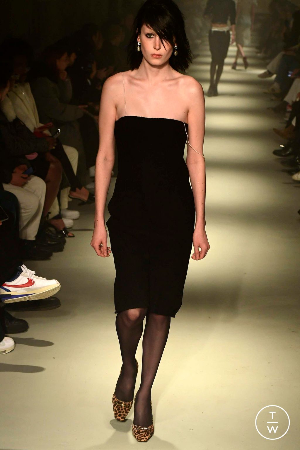 Fashion Week Milan Fall/Winter 2023 look 29 de la collection N°21 womenswear