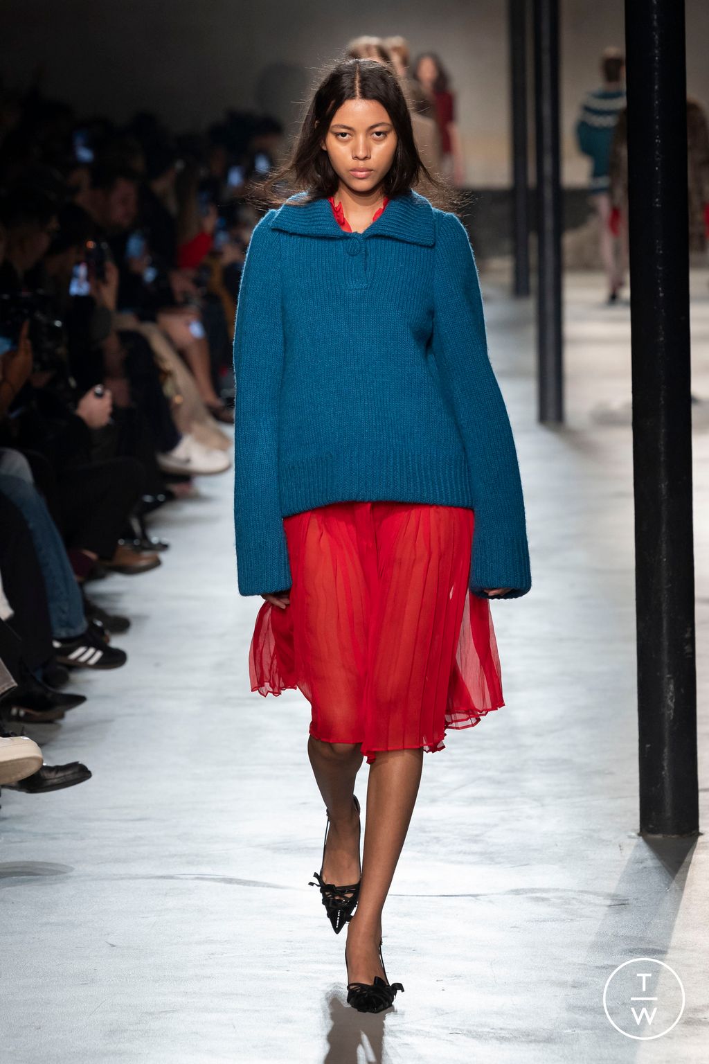 Fashion Week Milan Fall/Winter 2024 look 23 from the N°21 collection womenswear