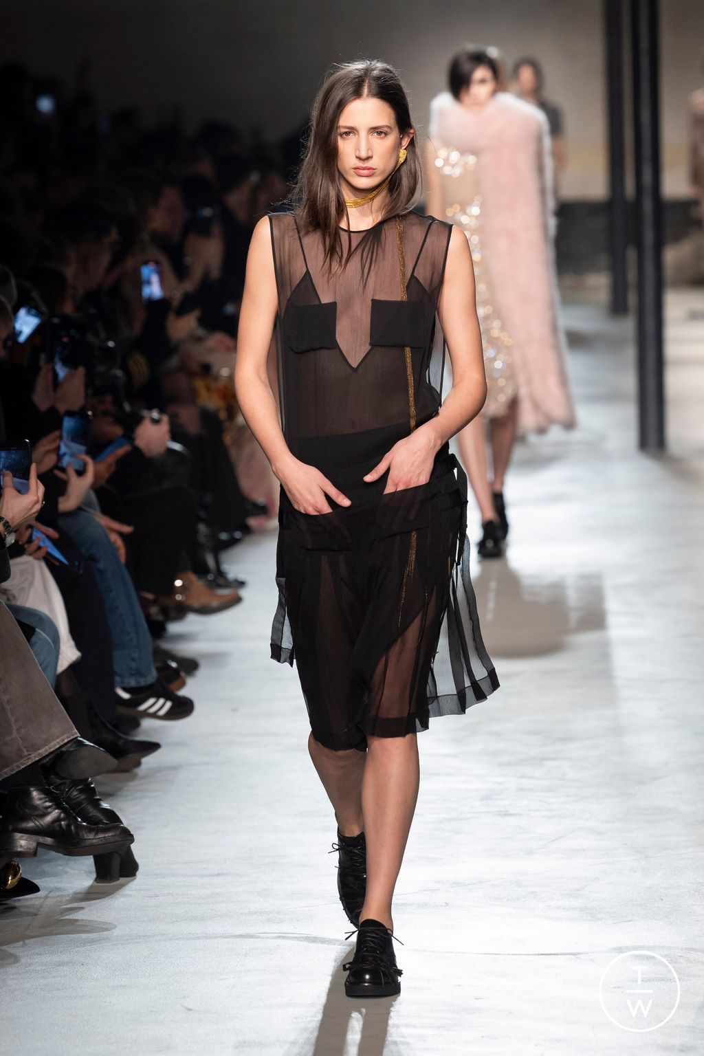 Fashion Week Milan Fall/Winter 2024 look 32 de la collection N°21 womenswear