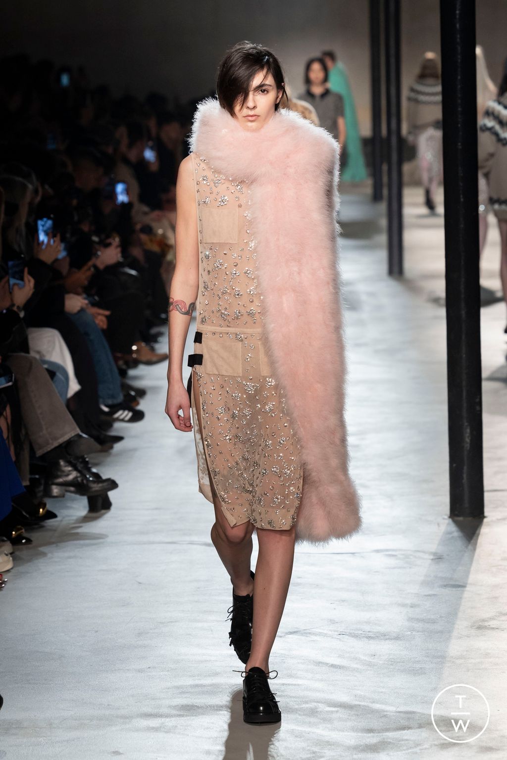 Fashion Week Milan Fall/Winter 2024 look 33 from the N°21 collection 女装