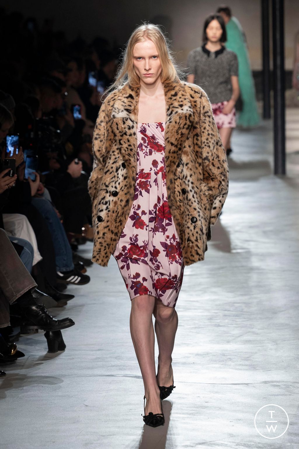 Fashion Week Milan Fall/Winter 2024 look 34 from the N°21 collection 女装