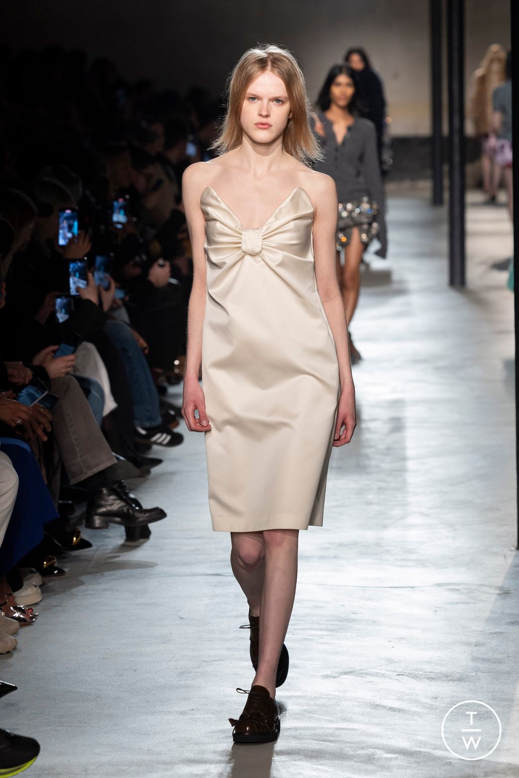 Fashion Week Milan Fall/Winter 2024 look 39 de la collection N°21 womenswear