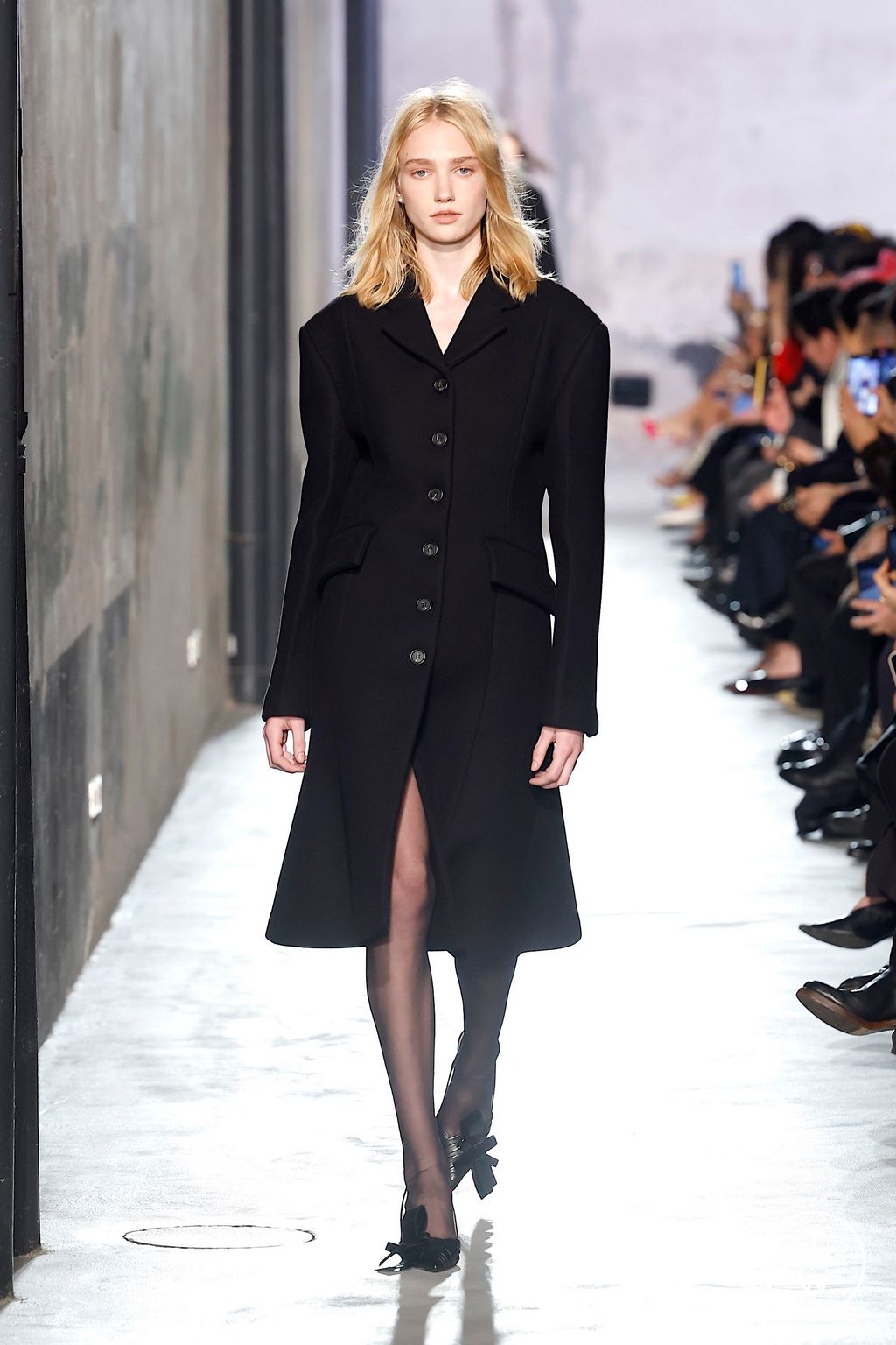 Fashion Week Milan Fall/Winter 2025 look 1 de la collection N°21 womenswear