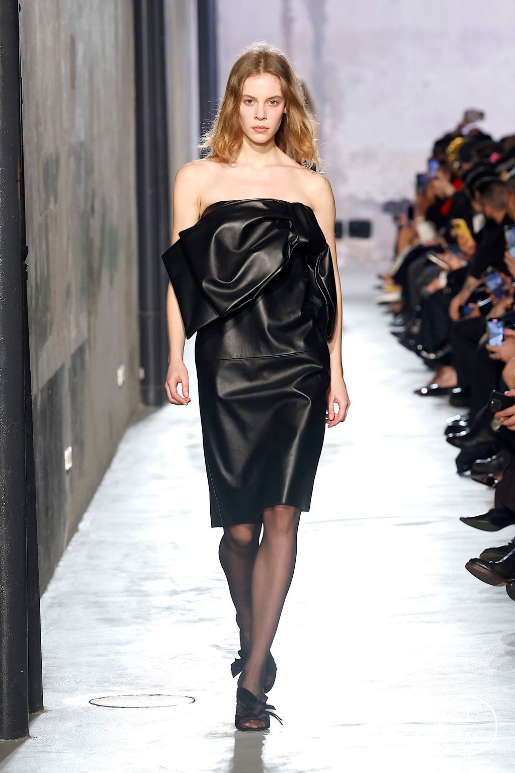 Fashion Week Milan Fall/Winter 2025 look 10 de la collection N°21 womenswear